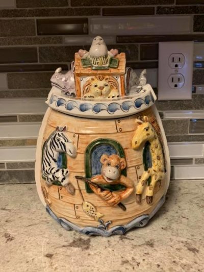 Beautiful jar designed by Noahs ark cookie